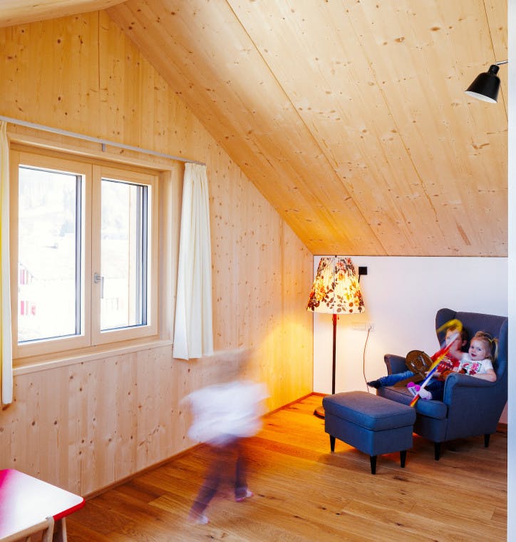Die Holzmodule mit Sichtqualität in den Innenräumen verleihen einen besonderen Charme