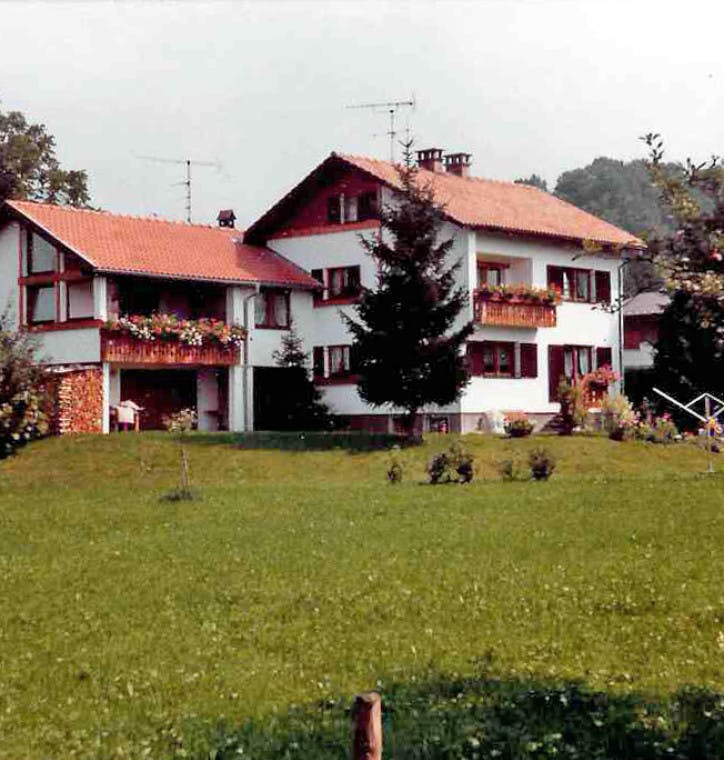 Das Haus nach seiner ersten Erweiterung 1981 mit Verputz und susätzlicher Dämmung